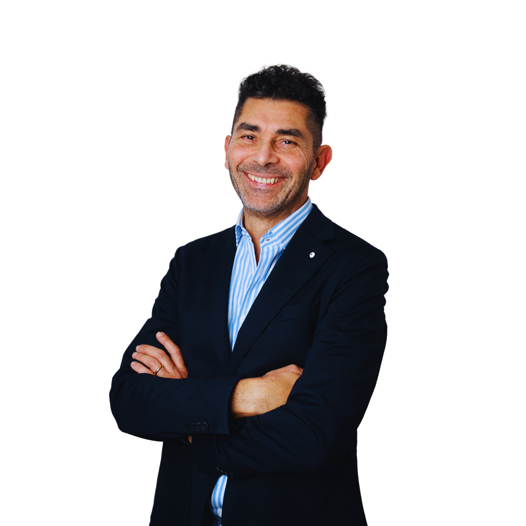 Ritratto professionale del dermatologo Dr. Maurizio Bevilacqua nel suo studio a Santa Maria Capua Vetere, specialista in dermatologia, venereologia e medicina estetica