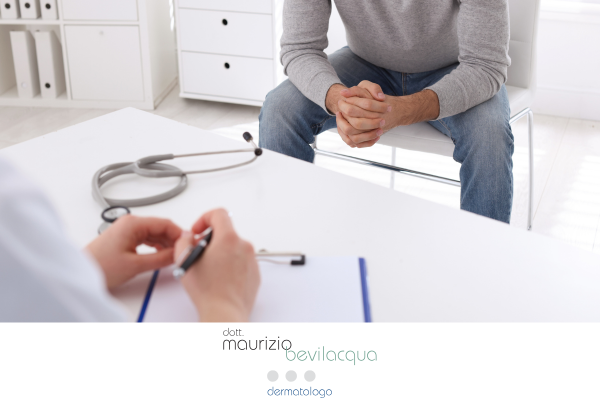 Fotografia del dermatologo Dr. Maurizio Bevilacqua nel suo studio a Santa Maria Capua Vetere, specialista in dermatologia, venereologia e medicina estetica